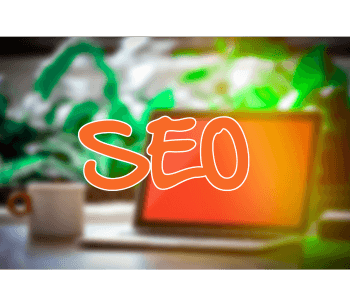 Un tag SEO devant un laptop pour les forfaits SEO de Ly Rédaction.