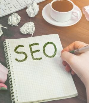 Service de rédaction SEO de Ly Rédaction écrit au feutre dans un cahier.