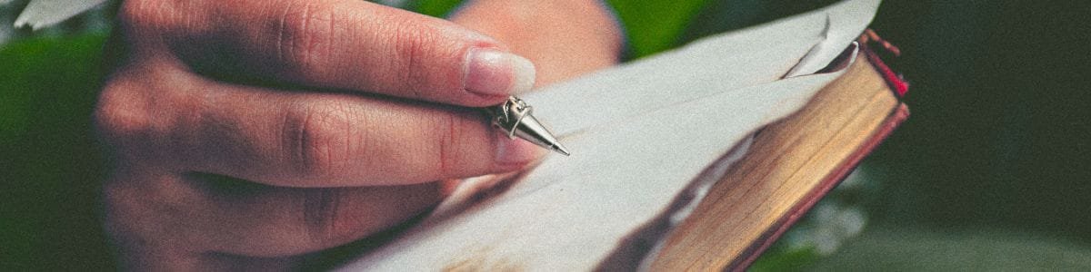 Notes sur papier à la main pour rédaction web.