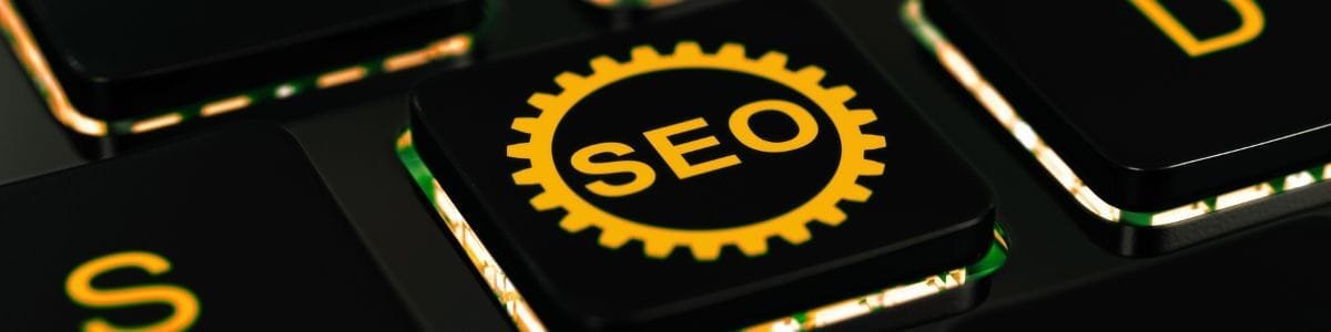 Clavier d'ordinateur contenant une touche SEO pour les services SEO de Ly Rédaction
